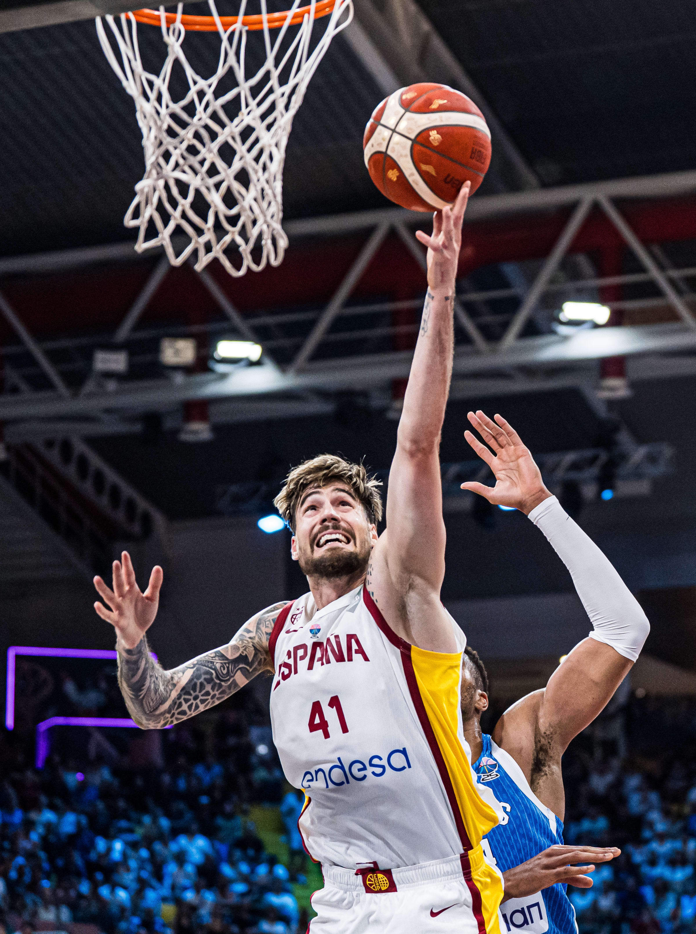 九游-詹姆斯在西班牙队比赛中挺进下一轮，出色防守引发热议！的简单介绍