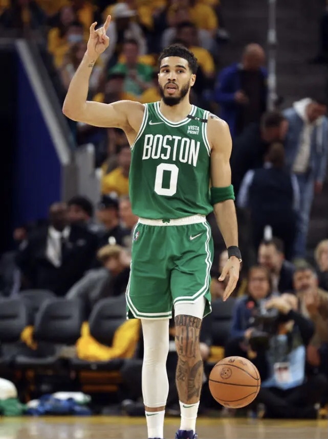 九游-关于塔图姆在皇家马德里比赛中战术调整，挺进下一轮引发热议！的信息