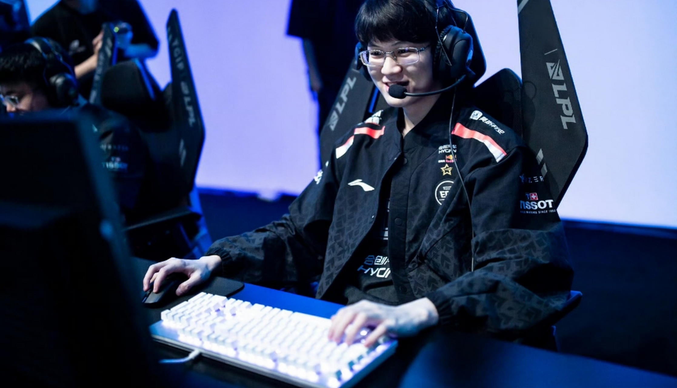 九游-Doinb回归赛场，精彩发挥首场状态亮眼，RNG观众沸腾！的简单介绍